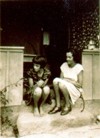 Mertet (rechts) und ihre SChwester Kristine sitzen im Eingang